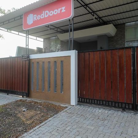 Reddoorz Near Kawasan Bandara Ahmad Yani Semarang 2 Hotel Exterior foto