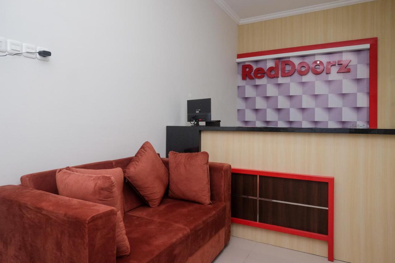 Reddoorz Near Kawasan Bandara Ahmad Yani Semarang 2 Hotel Exterior foto