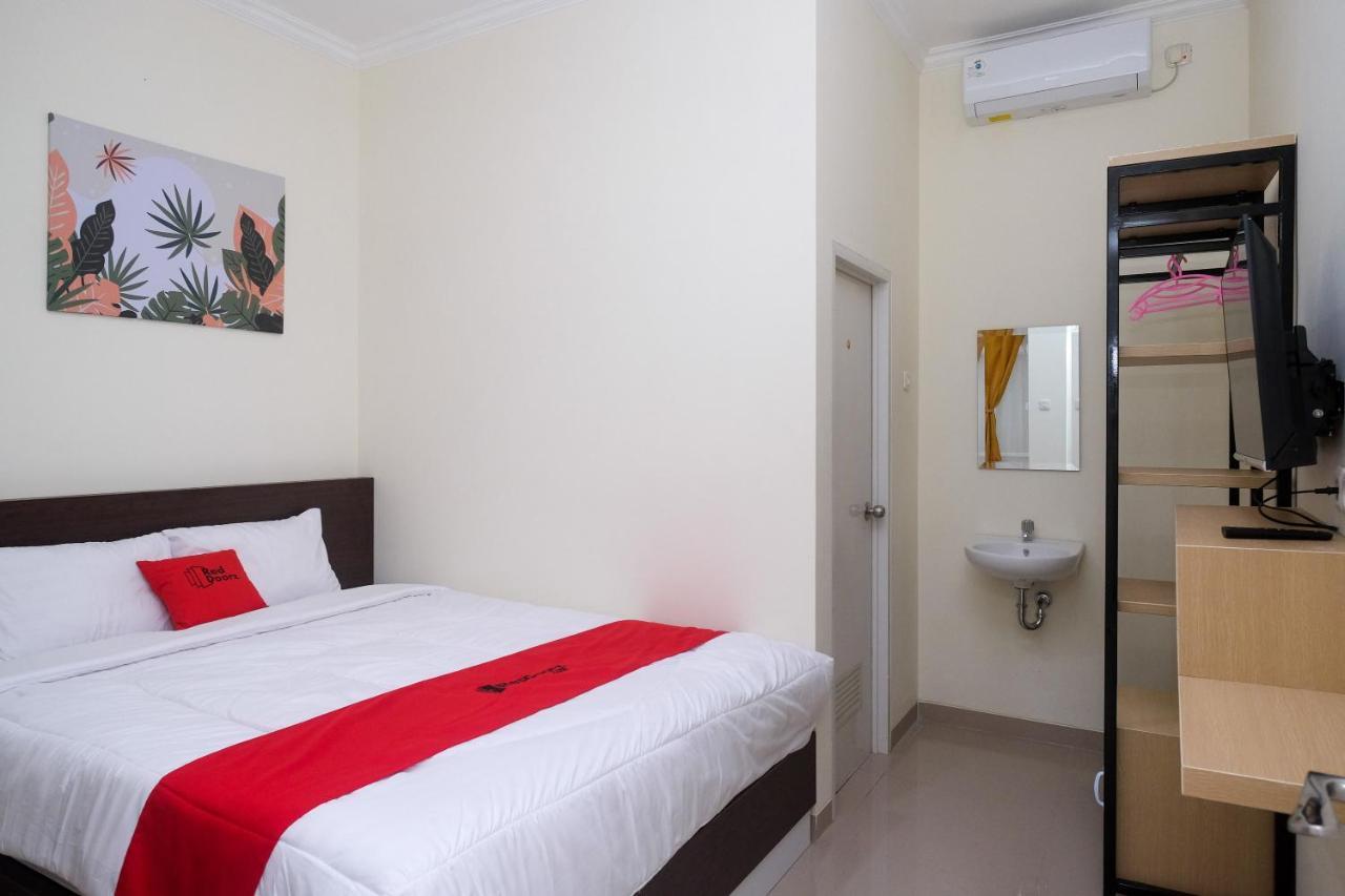 Reddoorz Near Kawasan Bandara Ahmad Yani Semarang 2 Hotel Exterior foto