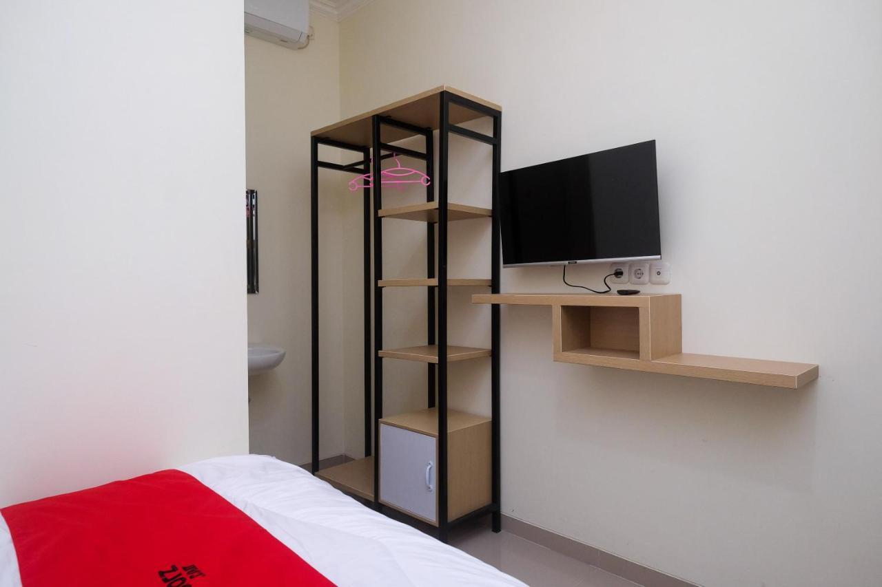 Reddoorz Near Kawasan Bandara Ahmad Yani Semarang 2 Hotel Exterior foto